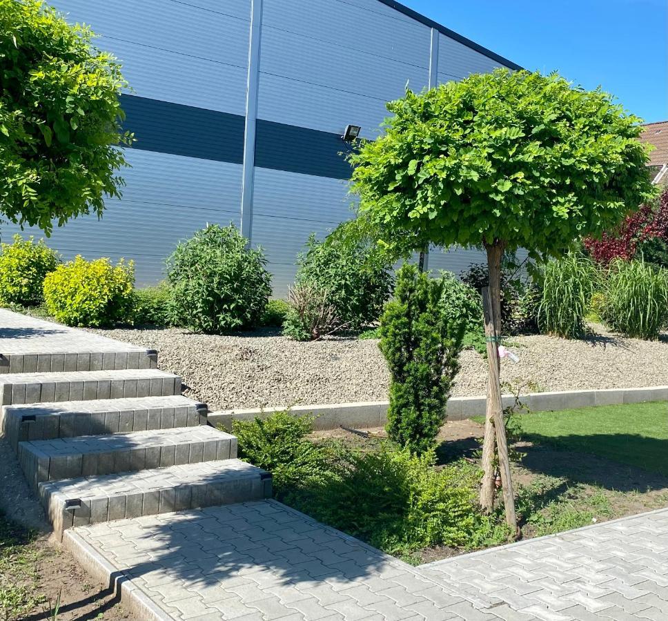 Vecsési Rendezvényközpont és Panzió Exterior foto